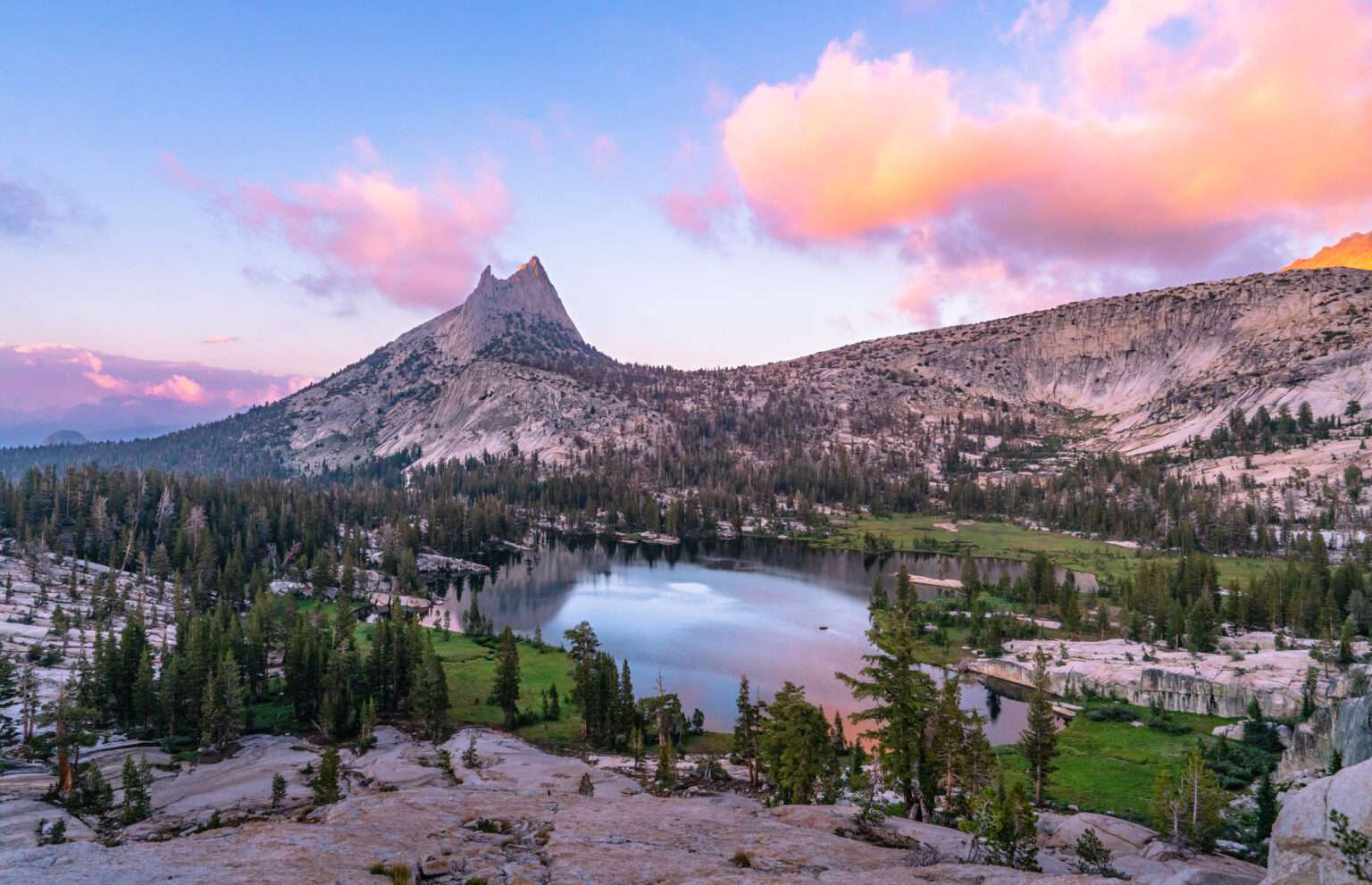 Backpacking to Cathedral Lake in Yosemite National Park | SomewhereSierra| Upper Cathedral Lake at sunset